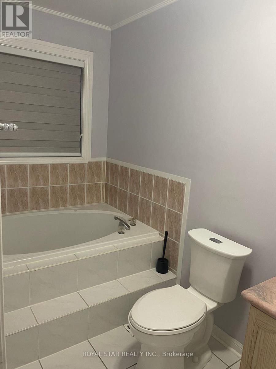 118 Tiller Trail, Brampton, Ontario  L6X 4S8 - Photo 7 - W12407779