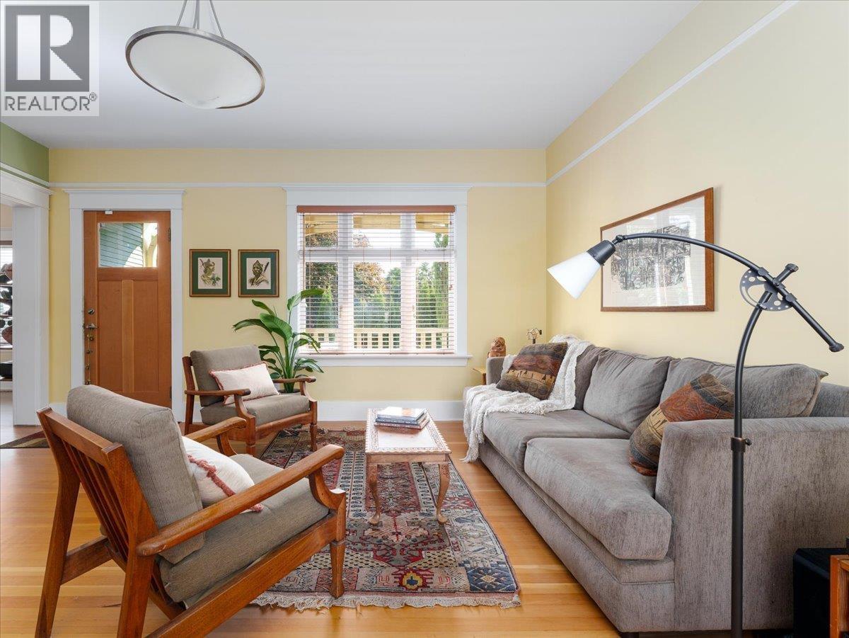 848 E 6th Street, North Vancouver, British Columbia  V7L 1R7 - Photo 3 - R3048686