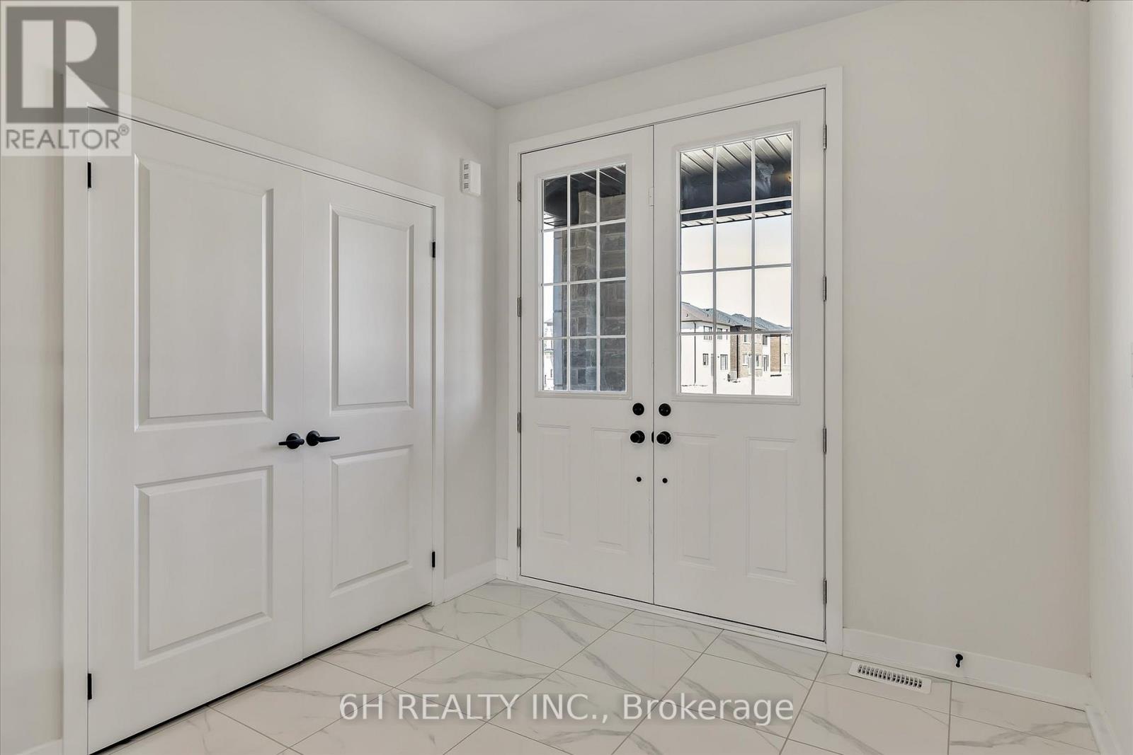 329 O'toole Crescent, Peterborough, Ontario  K9K 0J4 - Photo 5 - X12407728