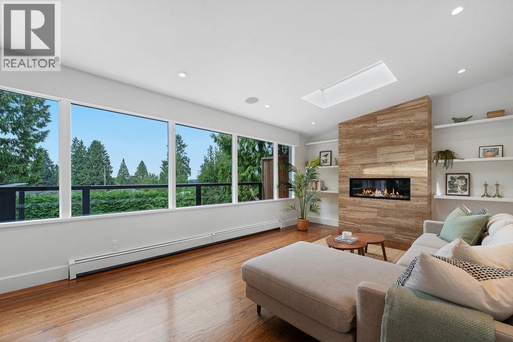 727 Crystal Court, North Vancouver, British Columbia  V7R 2B6 - Photo 3 - R3043334