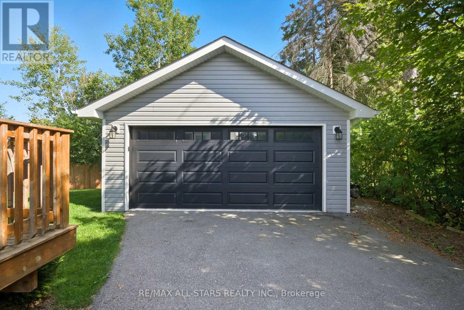 29 Patrick Drive, Aurora, Ontario  L4G 2A6 - Photo 3 - N12407866
