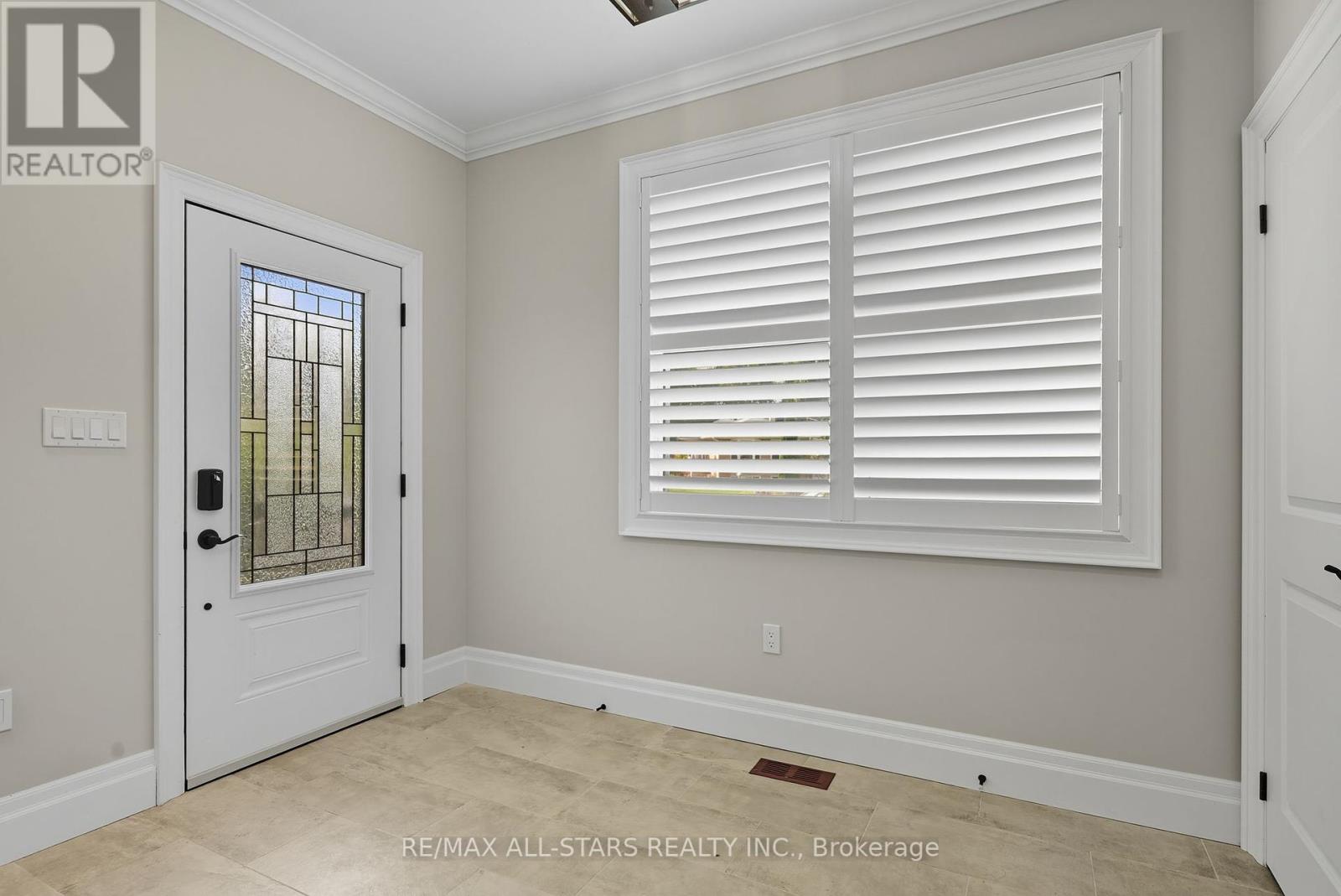 29 Patrick Drive, Aurora, Ontario  L4G 2A6 - Photo 5 - N12407866