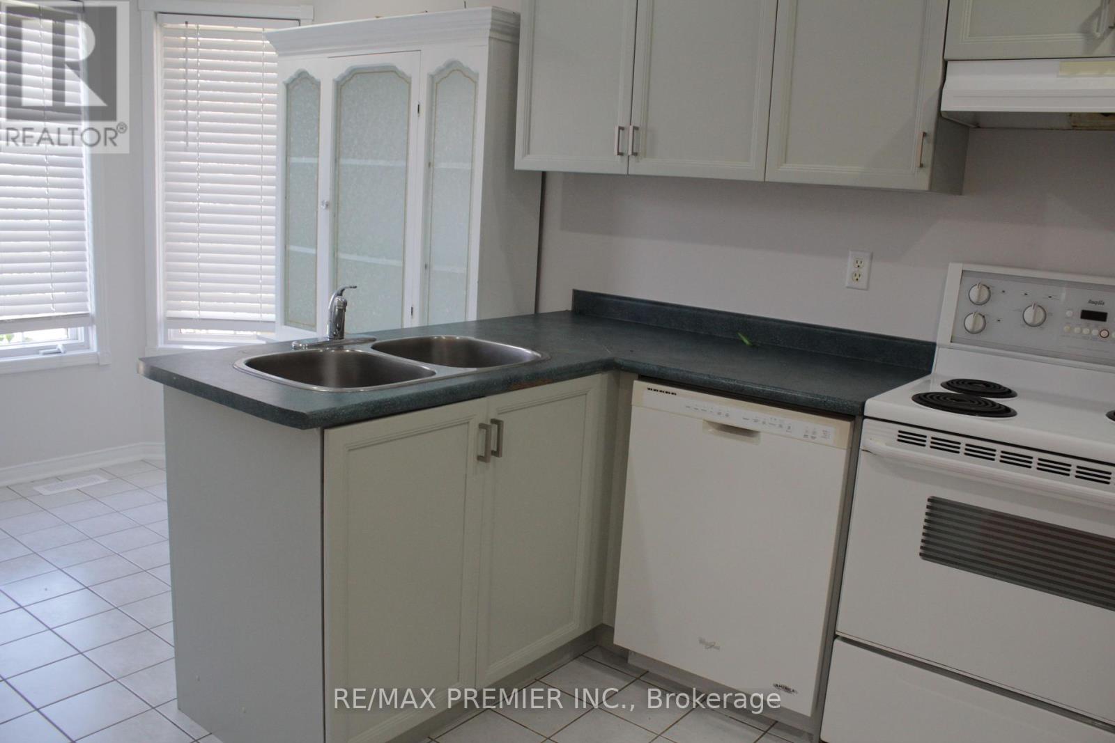 164 Royal Valley Drive, Caledon, Ontario  L7C 1B7 - Photo 13 - W12407846