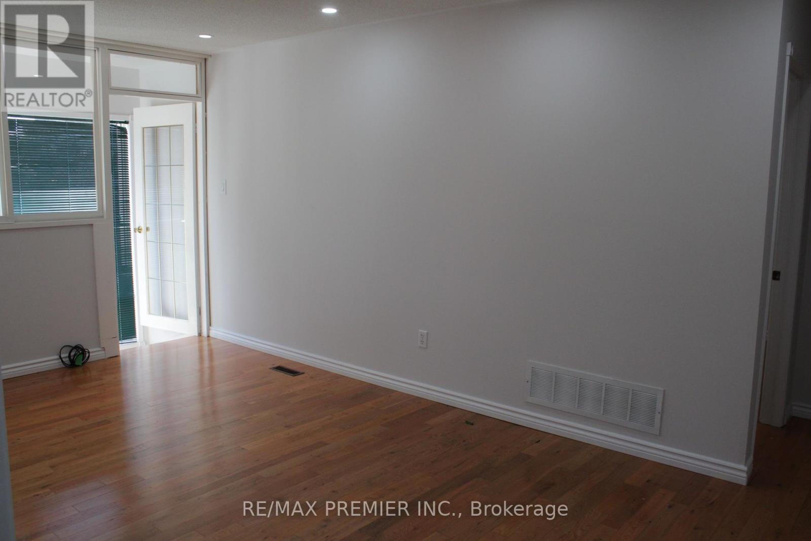 164 Royal Valley Drive, Caledon, Ontario  L7C 1B7 - Photo 8 - W12407846