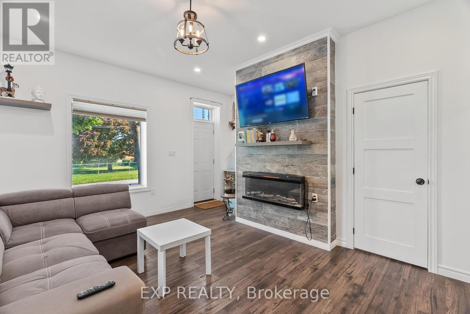 9 Ann Street, Lambton Shores, Ontario  N0N 1J0 - Photo 11 - X12407911