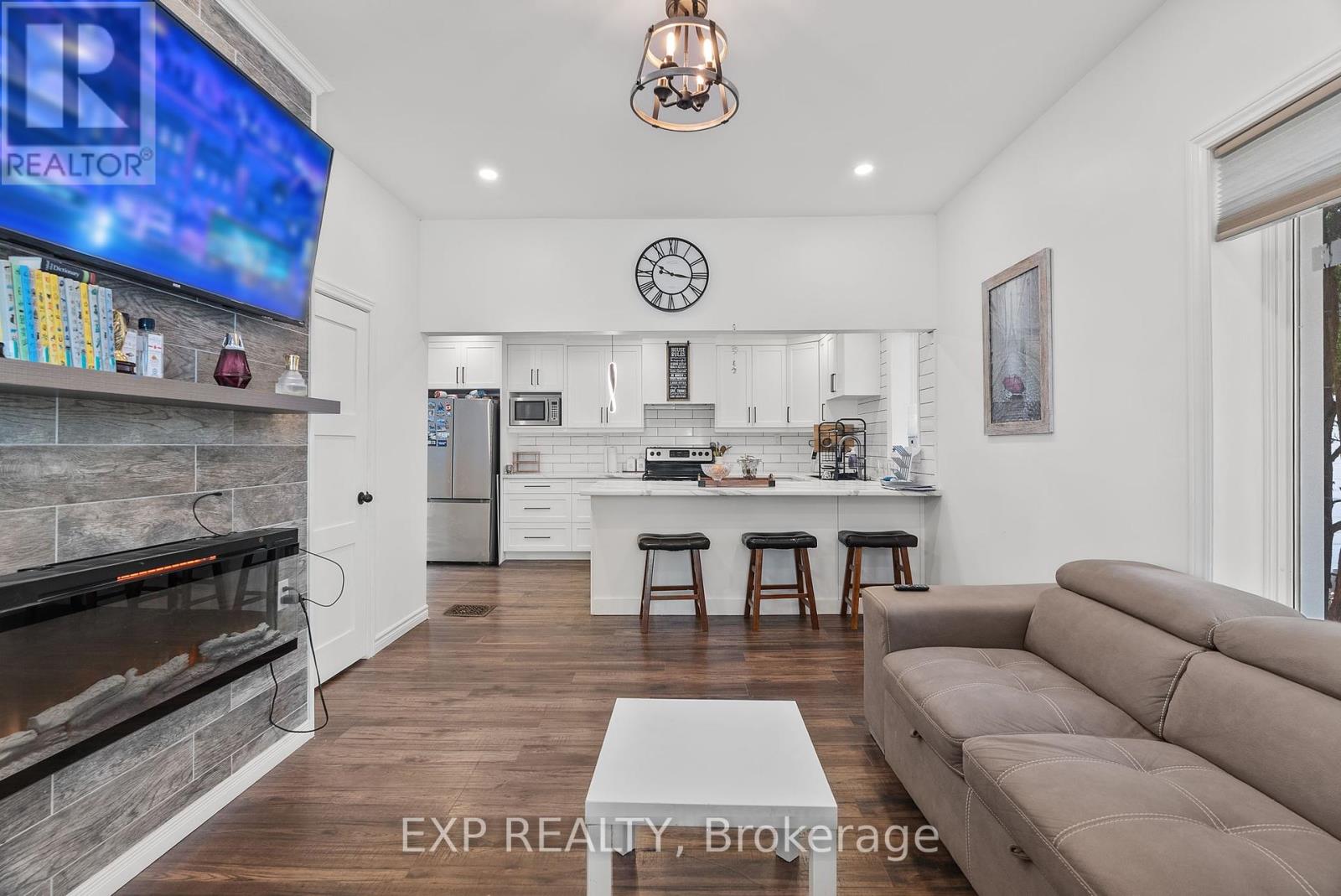 9 Ann Street, Lambton Shores, Ontario  N0N 1J0 - Photo 8 - X12407911