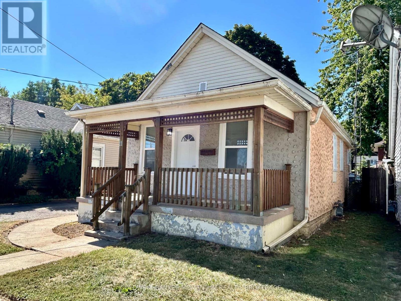 11 Greenlaw Place, St. Catharines, Ontario  L2R 4S5 - Photo 5 - X12402986