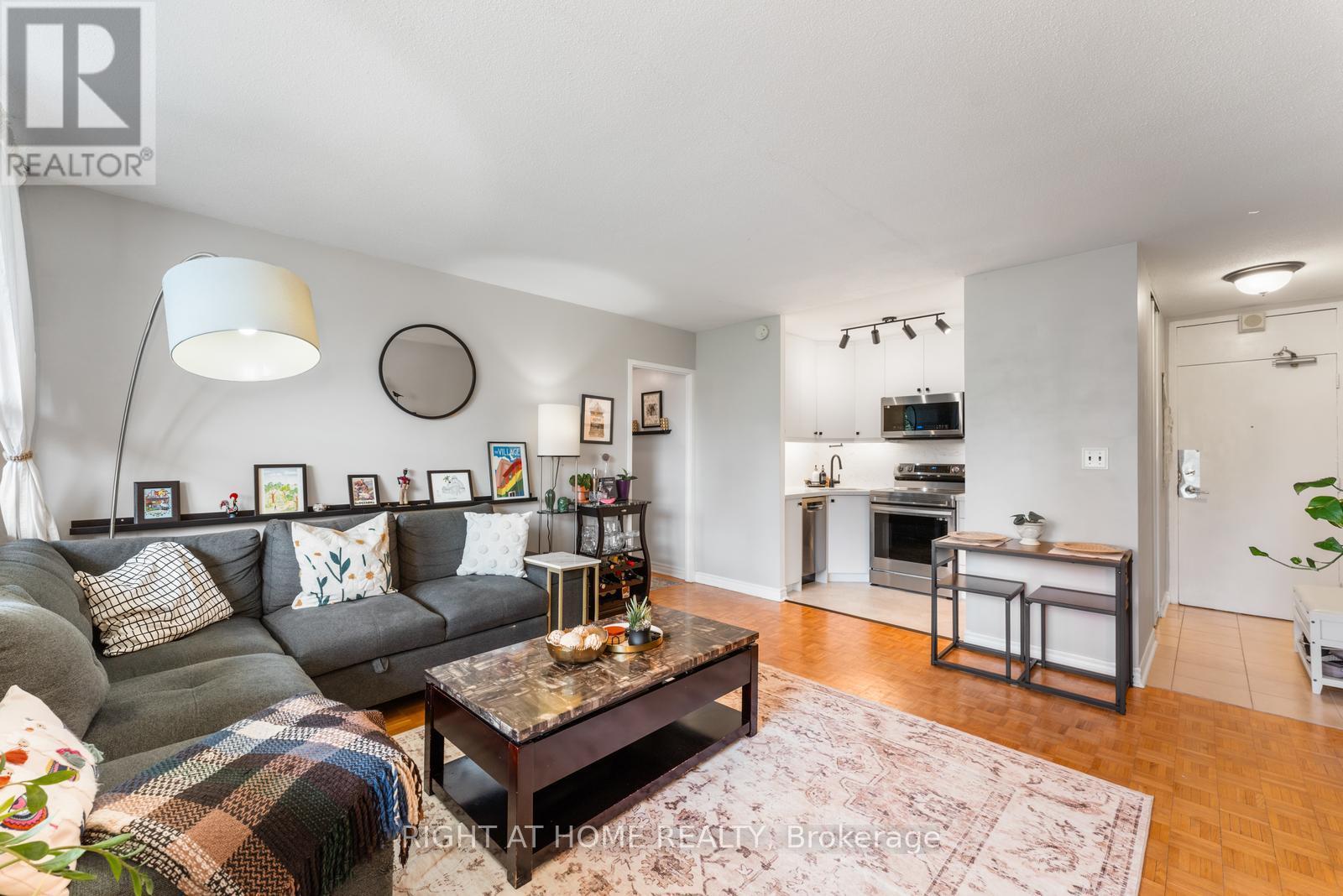 817 - 40 Homewood Avenue, Toronto, Ontario  M4Y 2K2 - Photo 10 - C12407905