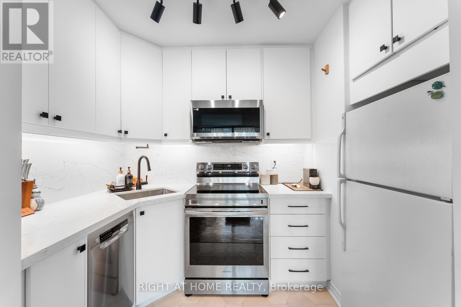 817 - 40 Homewood Avenue, Toronto, Ontario  M4Y 2K2 - Photo 11 - C12407905