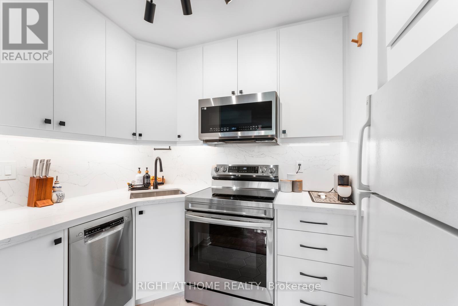817 - 40 Homewood Avenue, Toronto, Ontario  M4Y 2K2 - Photo 12 - C12407905