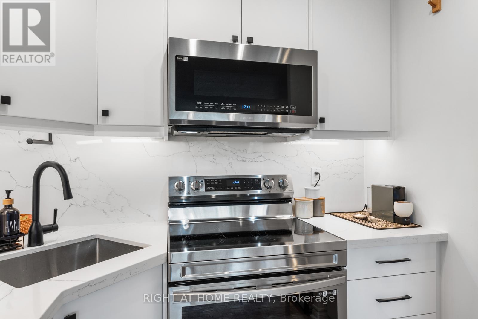 817 - 40 Homewood Avenue, Toronto, Ontario  M4Y 2K2 - Photo 14 - C12407905