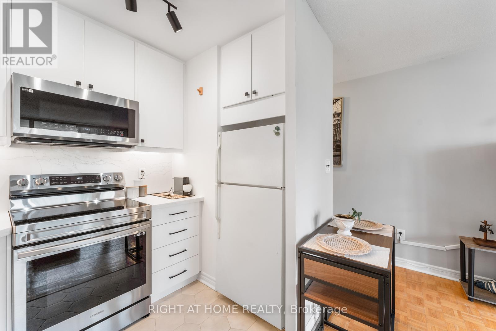 817 - 40 Homewood Avenue, Toronto, Ontario  M4Y 2K2 - Photo 15 - C12407905