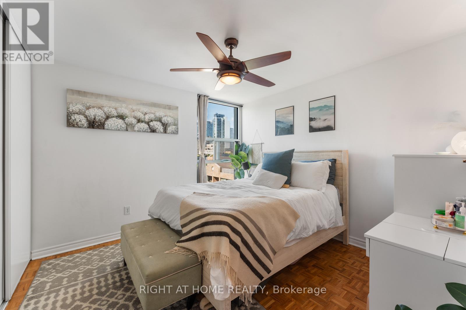 817 - 40 Homewood Avenue, Toronto, Ontario  M4Y 2K2 - Photo 17 - C12407905