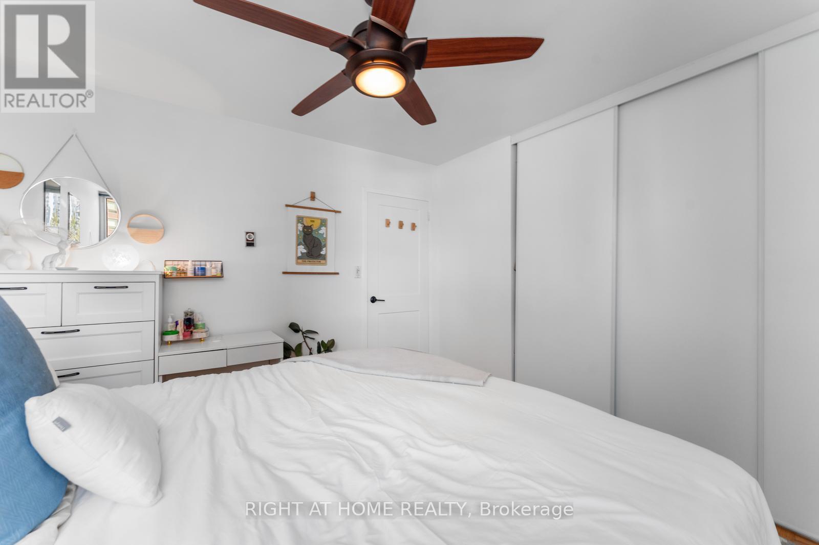 817 - 40 Homewood Avenue, Toronto, Ontario  M4Y 2K2 - Photo 18 - C12407905