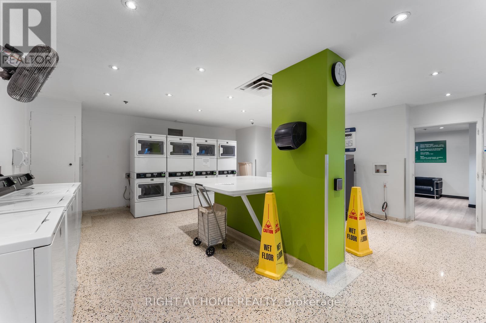 817 - 40 Homewood Avenue, Toronto, Ontario  M4Y 2K2 - Photo 31 - C12407905