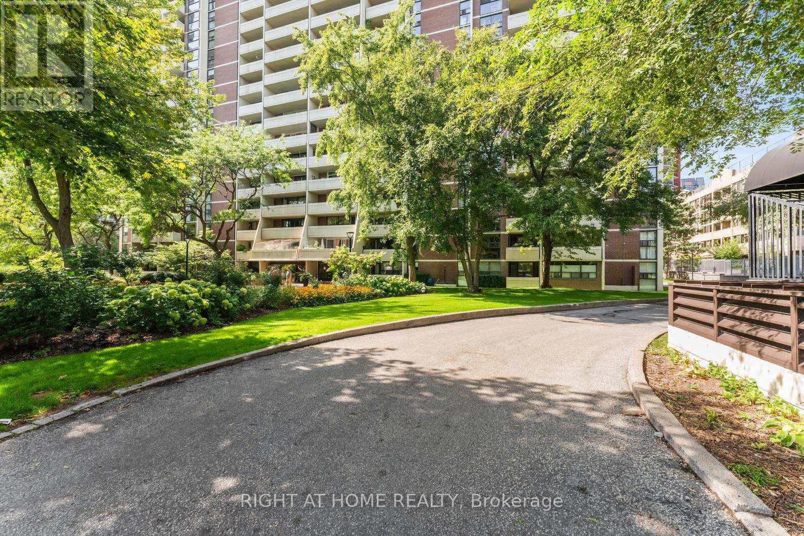 817 - 40 Homewood Avenue, Toronto, Ontario  M4Y 2K2 - Photo 5 - C12407905