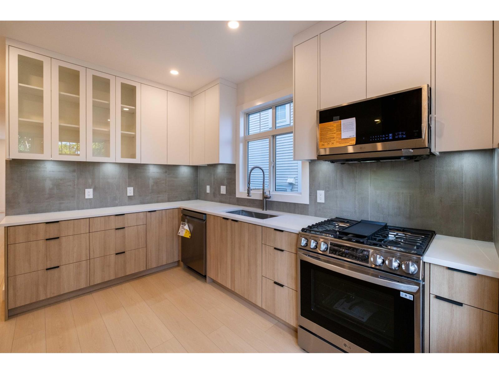 5 19551 66 AVENUE, Surrey, British Columbia
