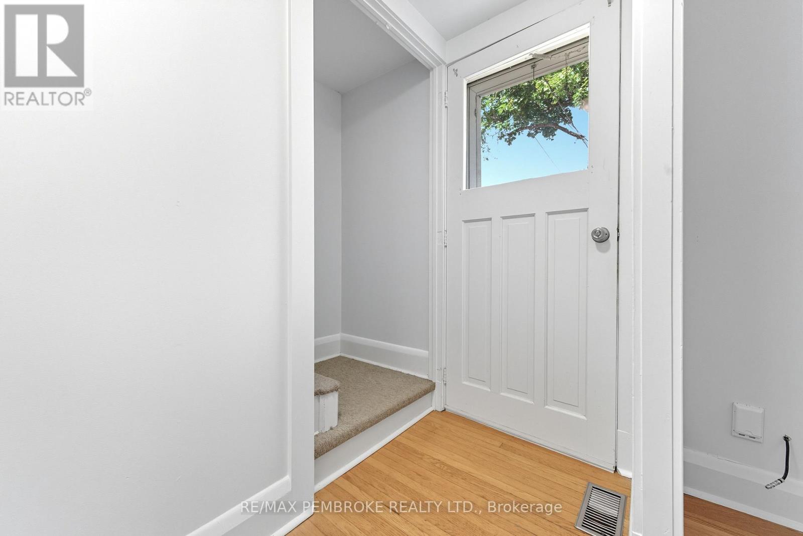 459 Draper Street, Pembroke, Ontario  K8A 4X3 - Photo 4 - X12407950