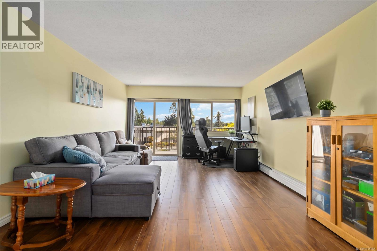 304 1680 Poplar Ave, Saanich, British Columbia  V8P 4K7 - Photo 3 - 1014087