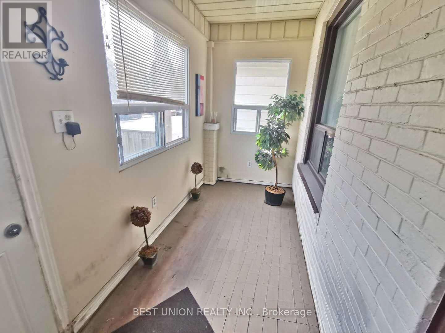 Upper - 108 Jones Avenue, Toronto, Ontario  M4M 2Z8 - Photo 2 - E12407959