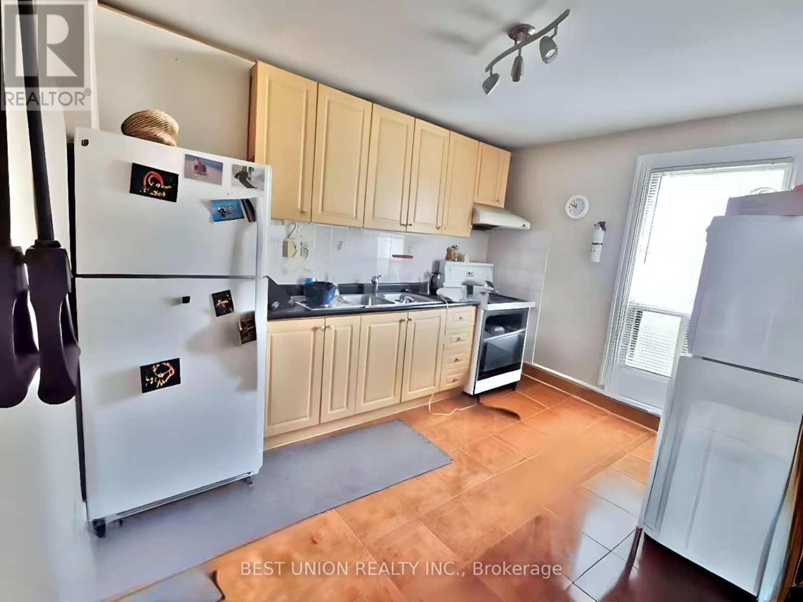 Upper - 108 Jones Avenue, Toronto, Ontario  M4M 2Z8 - Photo 5 - E12407959