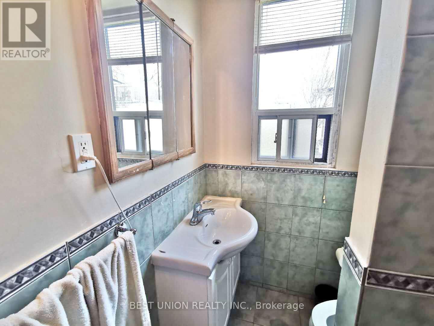 Upper - 108 Jones Avenue, Toronto, Ontario  M4M 2Z8 - Photo 8 - E12407959