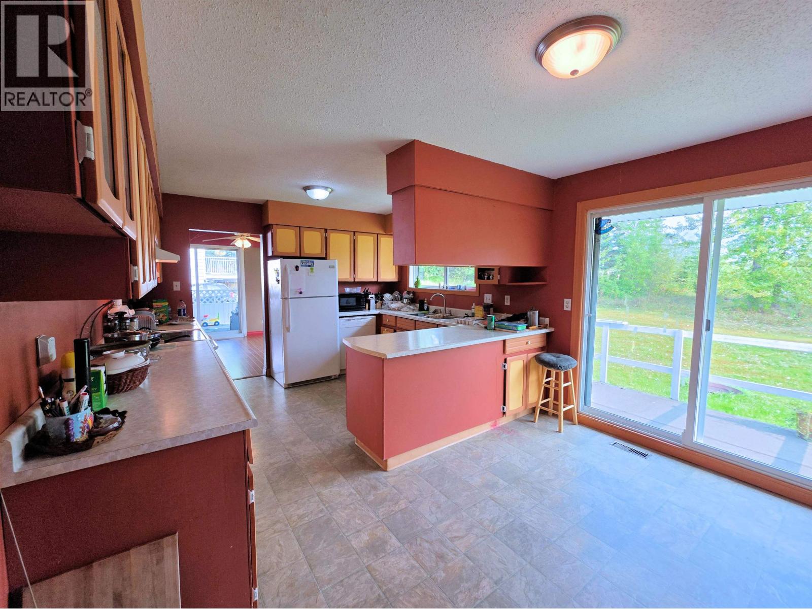 226 Centennial Drive, Mackenzie, British Columbia  V0J 2C0 - Photo 3 - R3048816