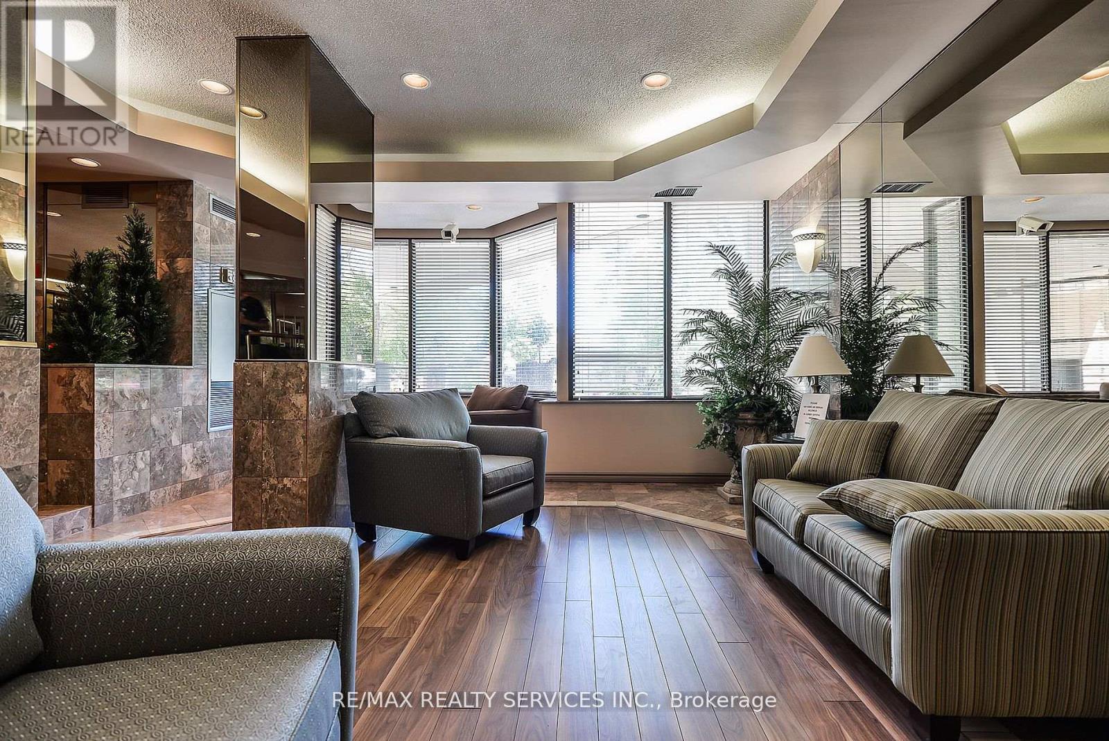 411 - 20 Cherrytree Drive, Brampton, Ontario  L6Y 3V1 - Photo 4 - W12407953