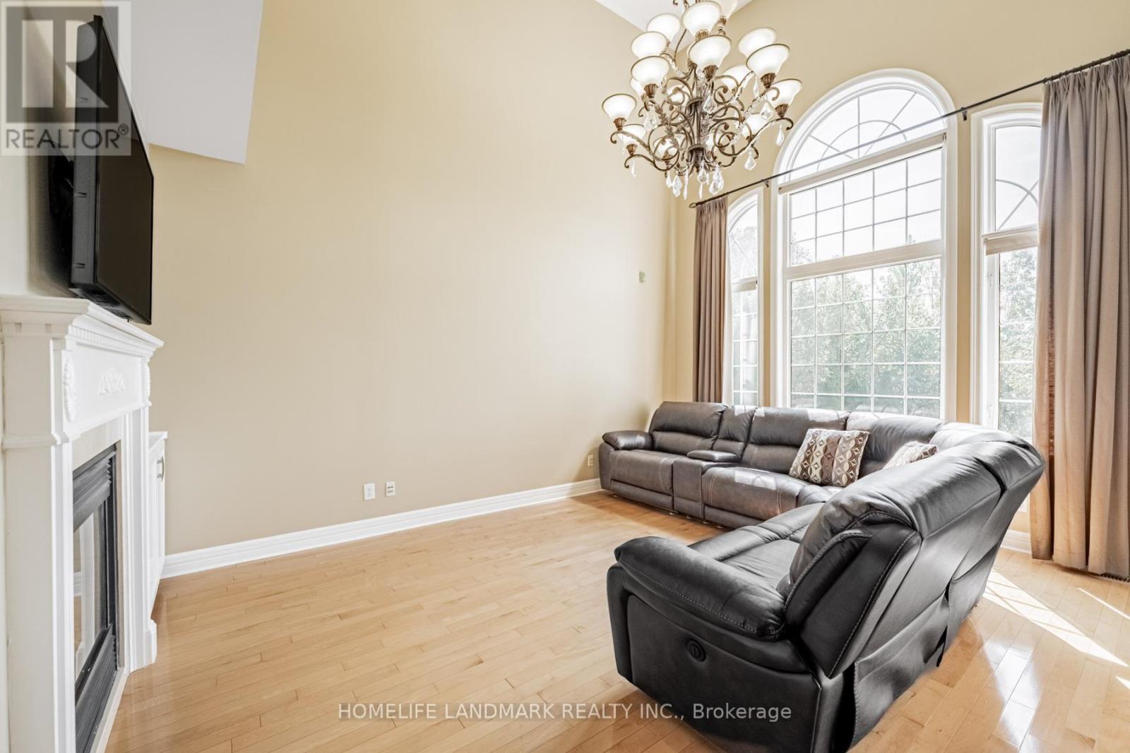 2481 Whistling Springs Crescent, Oakville, Ontario  L6M 5G3 - Photo 14 - W12407776