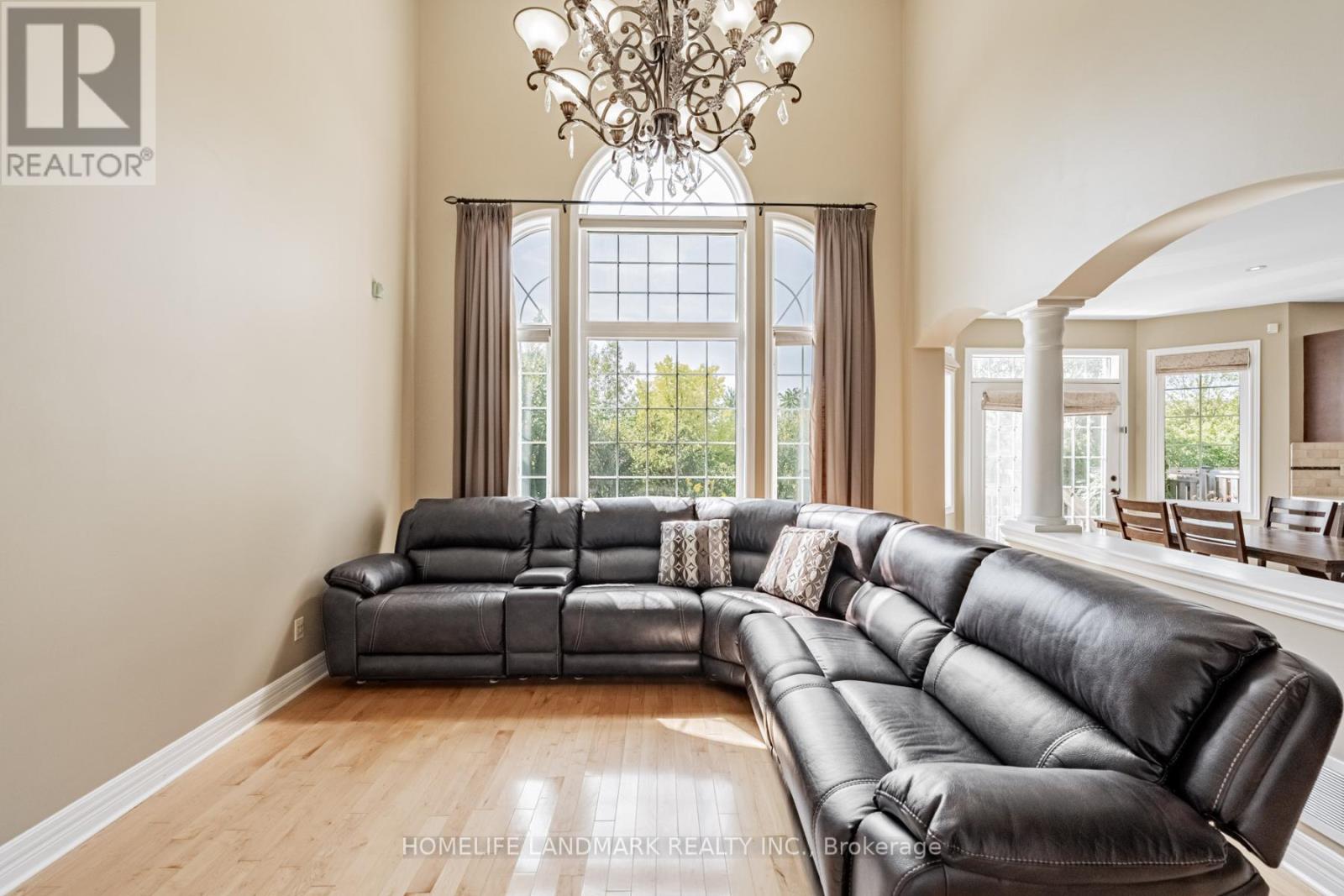 2481 Whistling Springs Crescent, Oakville, Ontario  L6M 5G3 - Photo 15 - W12407776