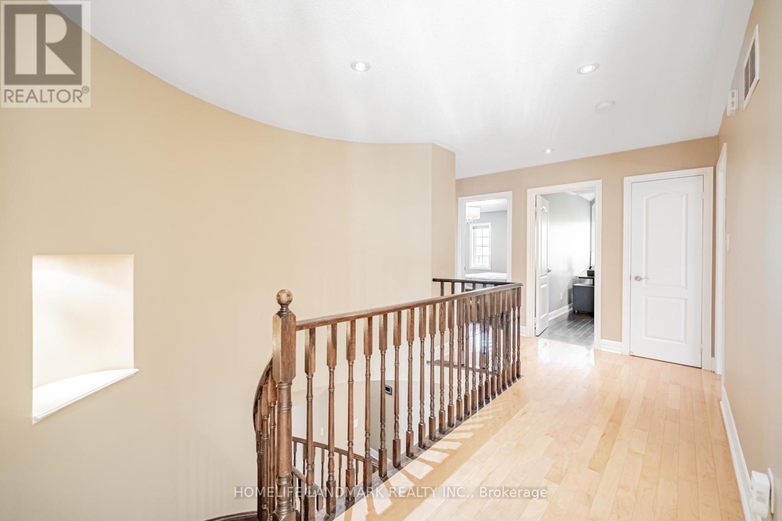 2481 Whistling Springs Crescent, Oakville, Ontario  L6M 5G3 - Photo 16 - W12407776
