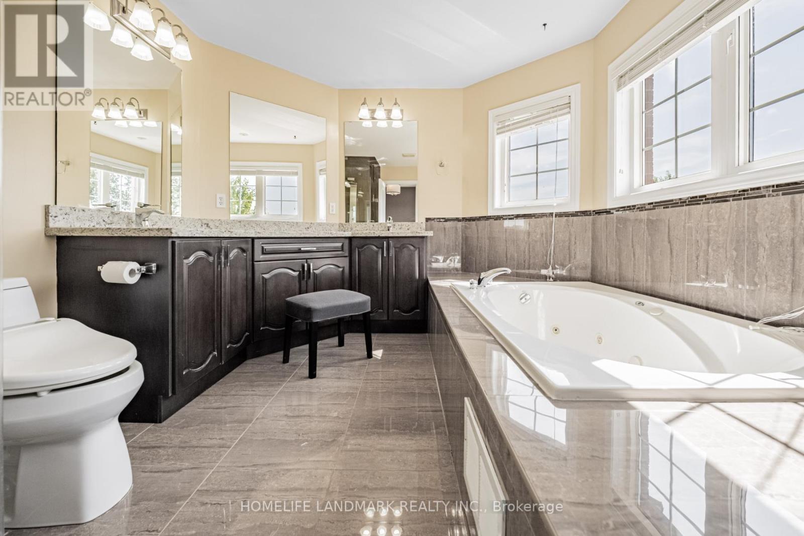 2481 Whistling Springs Crescent, Oakville, Ontario  L6M 5G3 - Photo 27 - W12407776