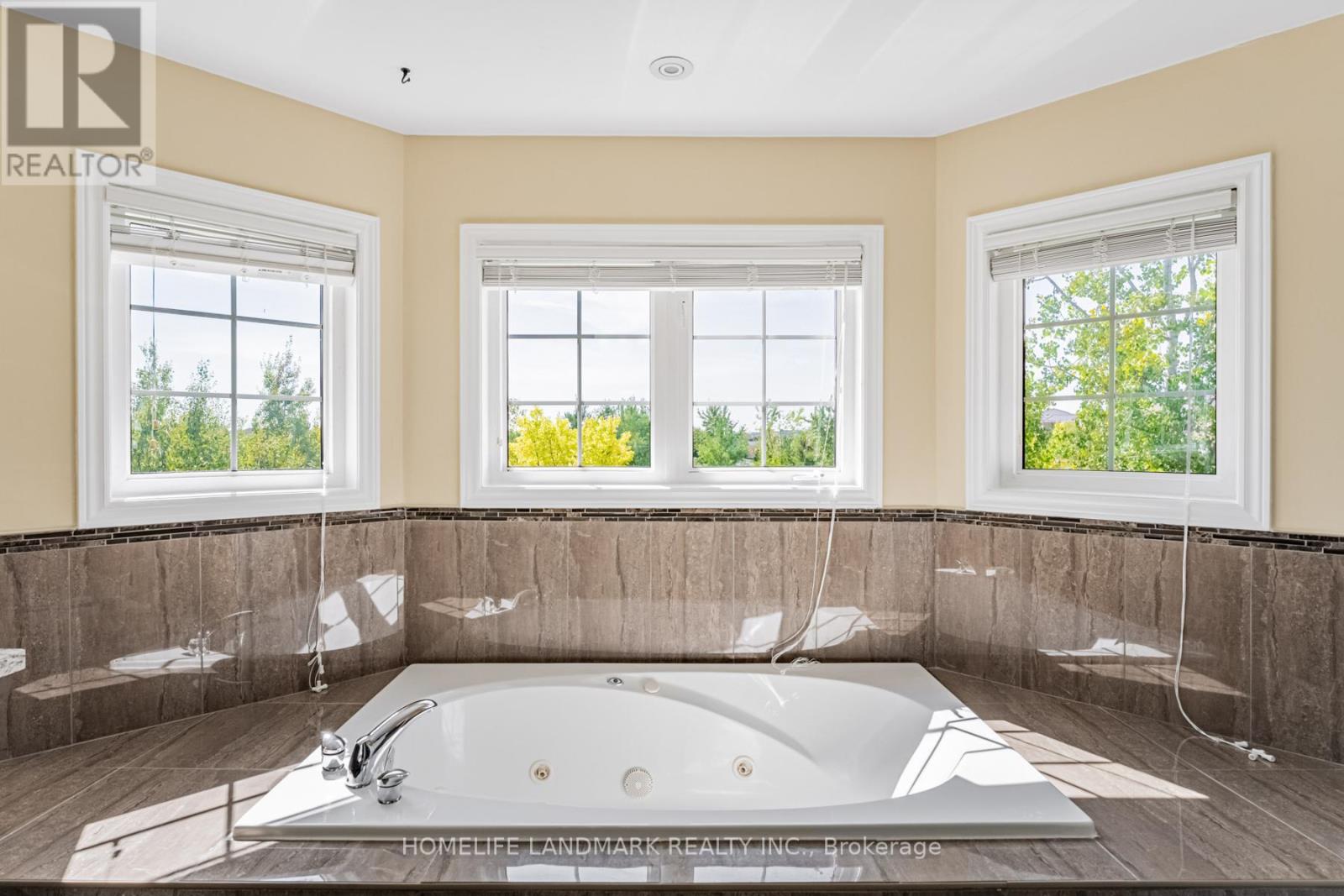 2481 Whistling Springs Crescent, Oakville, Ontario  L6M 5G3 - Photo 28 - W12407776