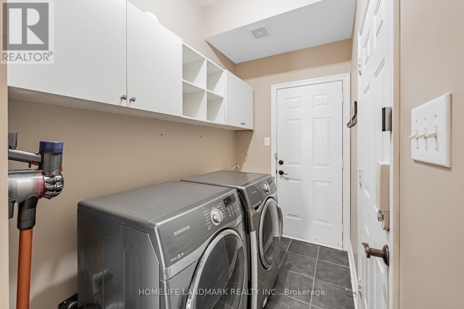 2481 Whistling Springs Crescent, Oakville, Ontario  L6M 5G3 - Photo 35 - W12407776