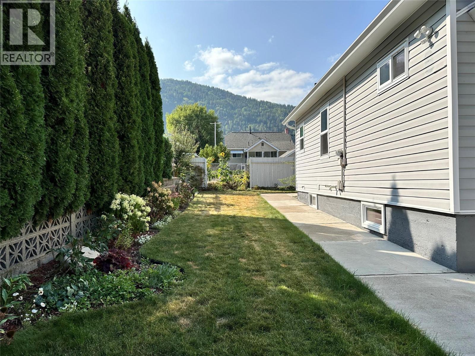 1834 Fifth Avenue, Trail, British Columbia  V1R 1V2 - Photo 4 - 10363144