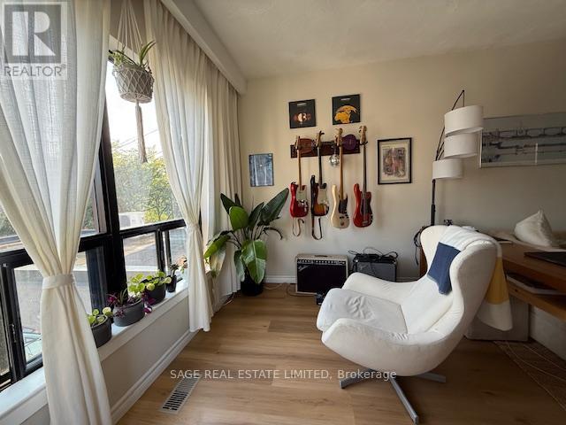 Upper - 633 St Clair Avenue W, Toronto, Ontario  M6G 2Y2 - Photo 7 - C12400906