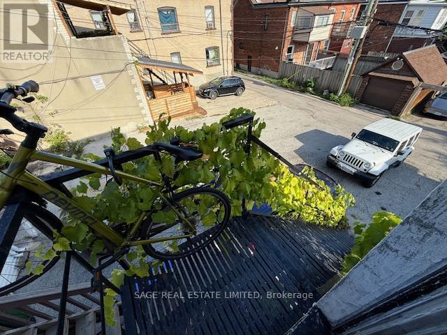 Upper - 633 St Clair Avenue W, Toronto, Ontario  M6G 2Y2 - Photo 18 - C12400906