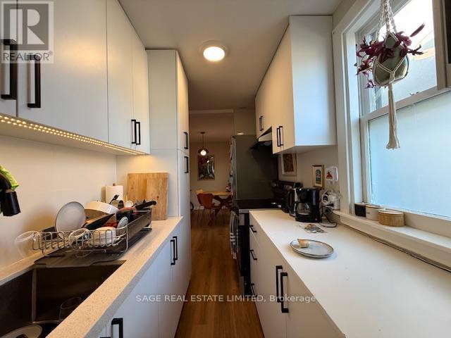 Upper - 633 St Clair Avenue W, Toronto, Ontario  M6G 2Y2 - Photo 3 - C12400906