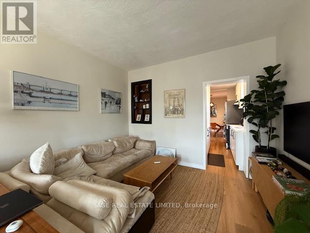 Upper - 633 St Clair Avenue W, Toronto, Ontario  M6G 2Y2 - Photo 4 - C12400906
