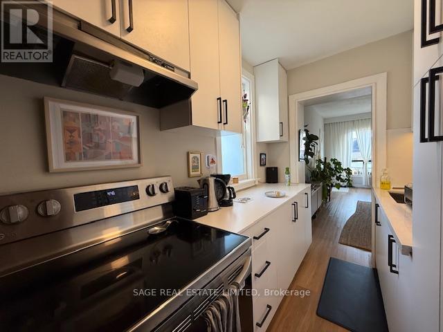 Upper - 633 St Clair Avenue W, Toronto, Ontario  M6G 2Y2 - Photo 2 - C12400906