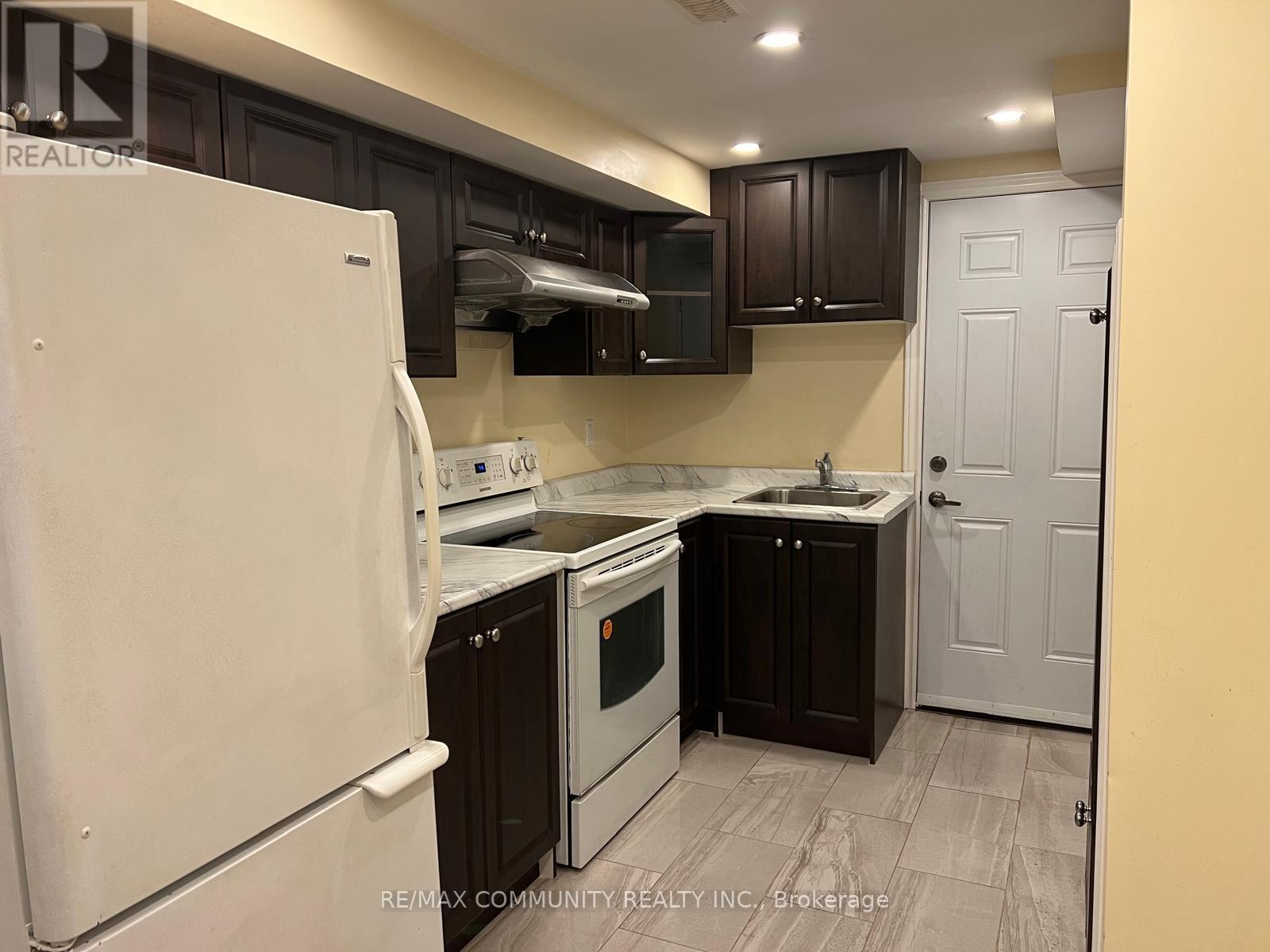 3837 Coachman Circle, Mississauga, Ontario  L5M 6P8 - Photo 5 - W12408047