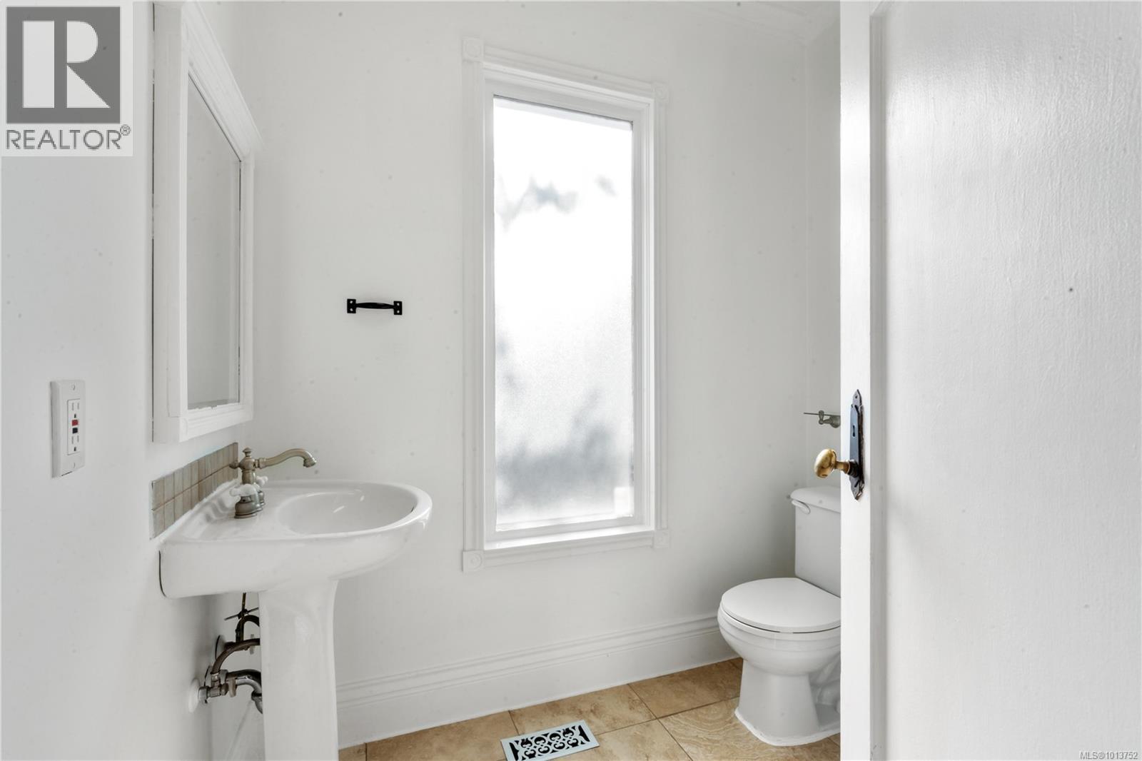 1726 Stanley Ave, Victoria, British Columbia  V8R 3W8 - Photo 13 - 1013752