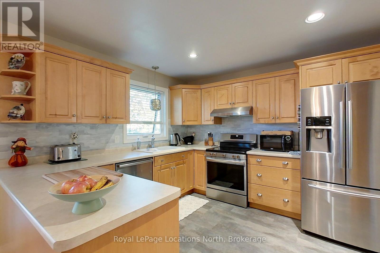 94 Oxbow Park Drive, Wasaga Beach, Ontario  L9Z 2V8 - Photo 13 - S12407691