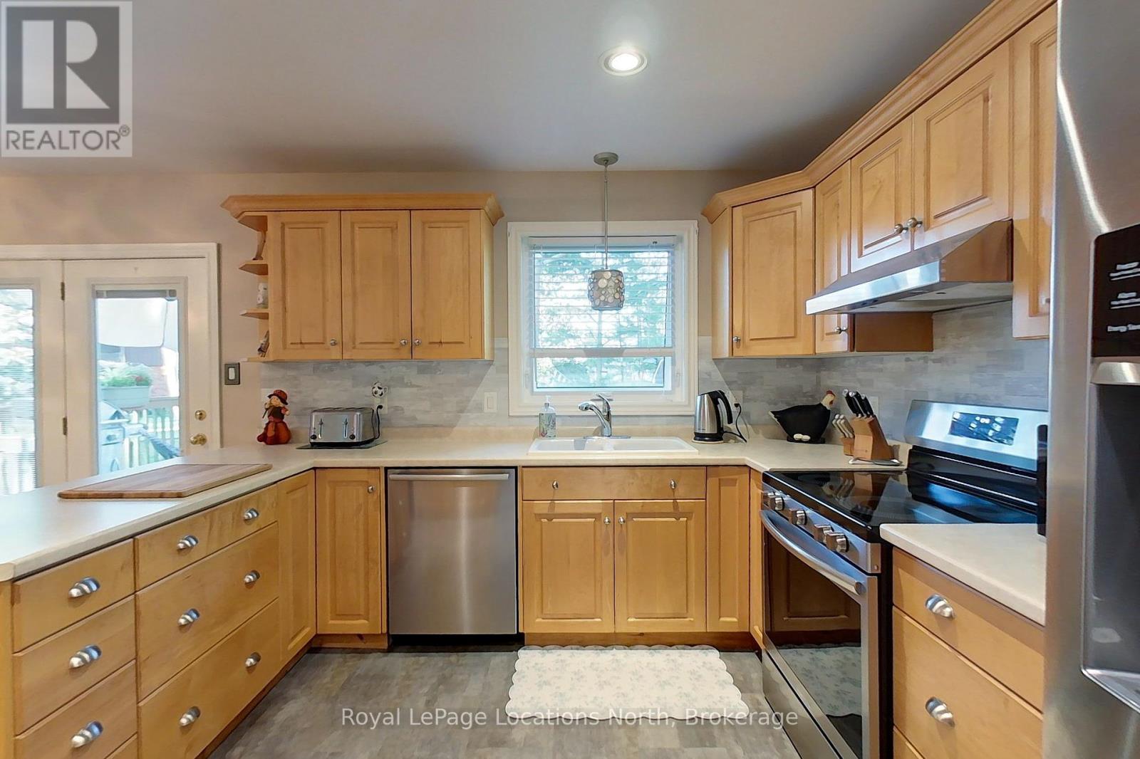 94 Oxbow Park Drive, Wasaga Beach, Ontario  L9Z 2V8 - Photo 12 - S12407691