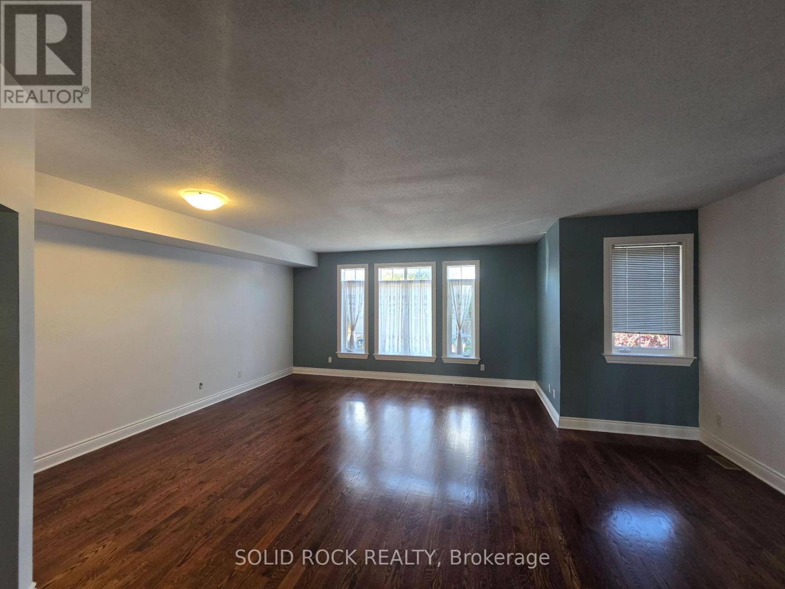 72 Castle Glen Crescent E, Ottawa, Ontario  K2L 4H1 - Photo 3 - X12408069