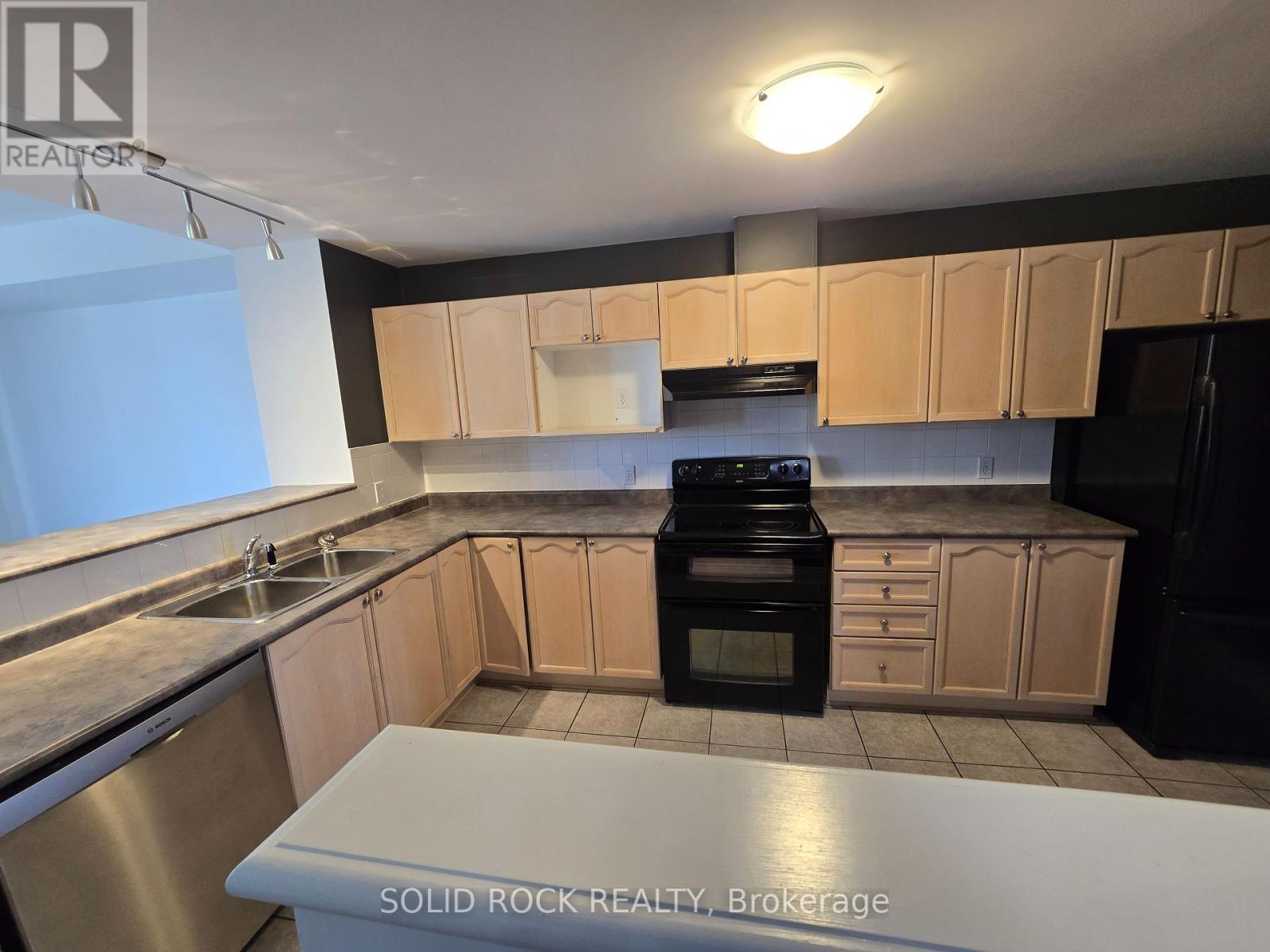 72 Castle Glen Crescent E, Ottawa, Ontario  K2L 4H1 - Photo 7 - X12408069