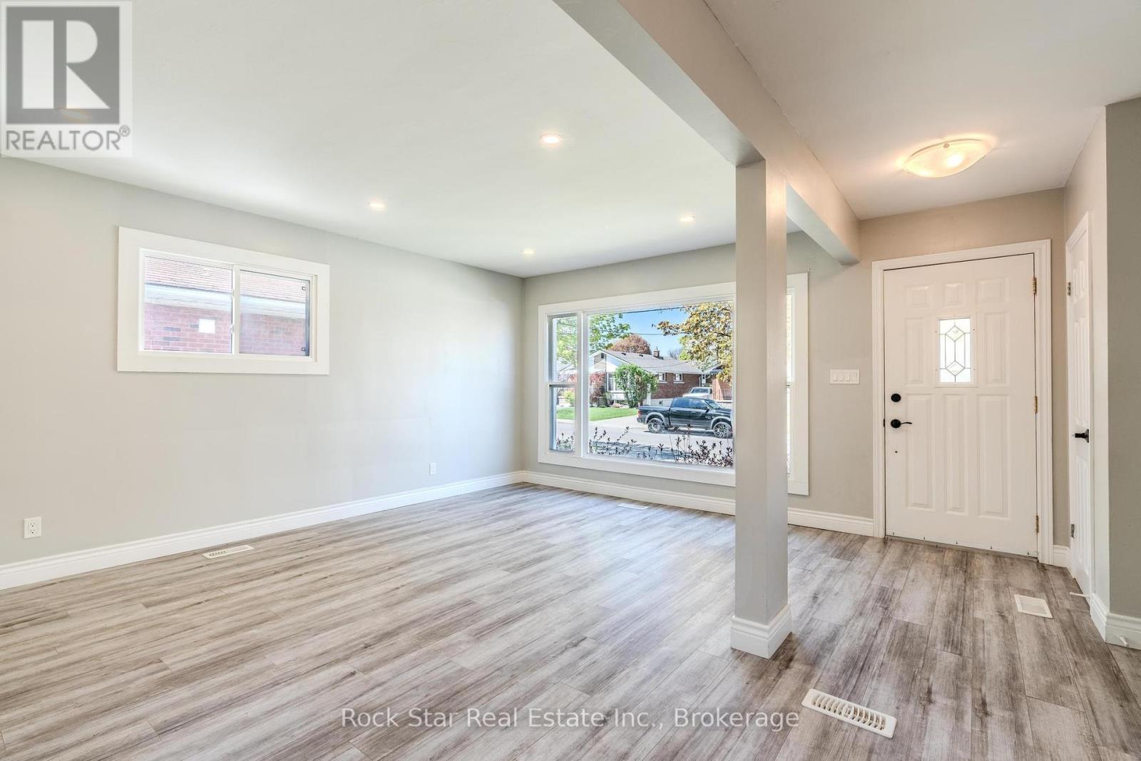 Main Fl - 543 East 27th Street, Hamilton, Ontario  L8V 2S1 - Photo 3 - X12408131