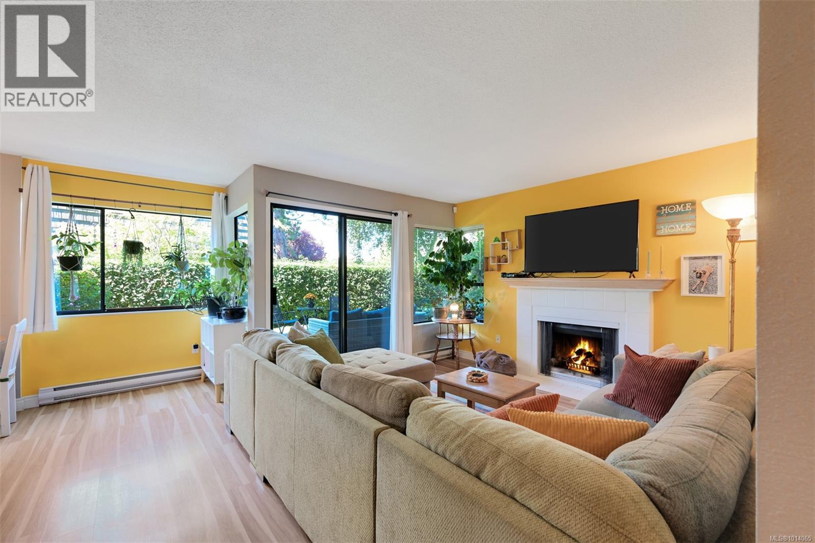 101 3274 Glasgow Ave, Saanich, British Columbia  V8X 1M2 - Photo 3 - 1014065