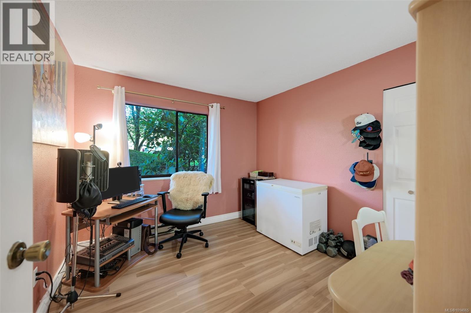 101 3274 Glasgow Ave, Saanich, British Columbia  V8X 1M2 - Photo 32 - 1014065