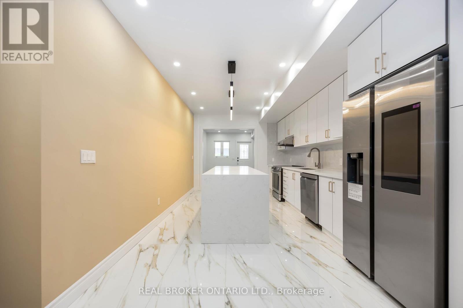 75 Harvie Avenue, Toronto (Corso Italia-Davenport), Ontario  M6E 4K4 - Photo 17 - W12408081